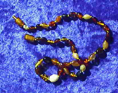 Kinderzahnkette Olivenform/Verlauf Buntbernstein (vorwiegend fr Mdchen)